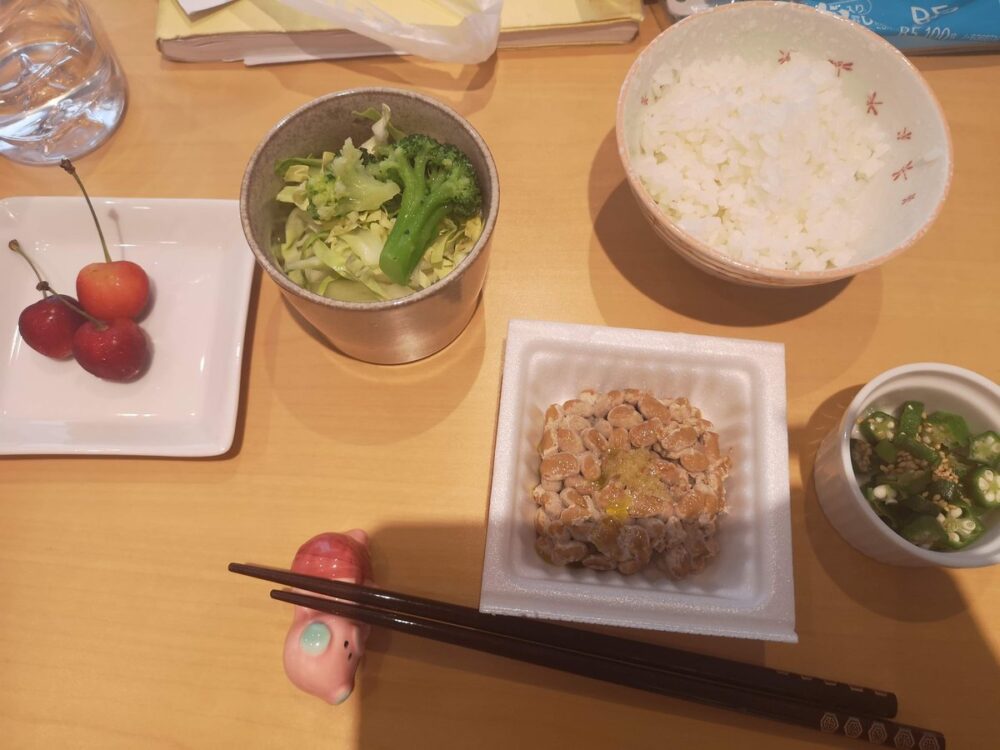 妊娠糖尿病 自宅食 朝食 白米納豆とサラダ