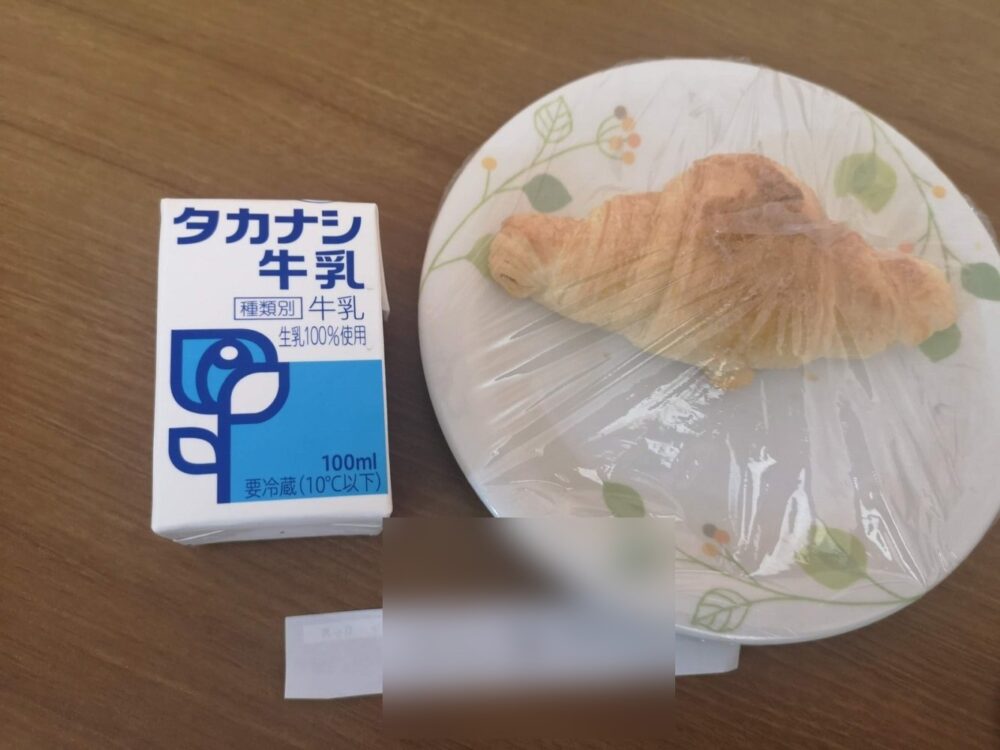夜間補食 クロワッサンと牛乳
