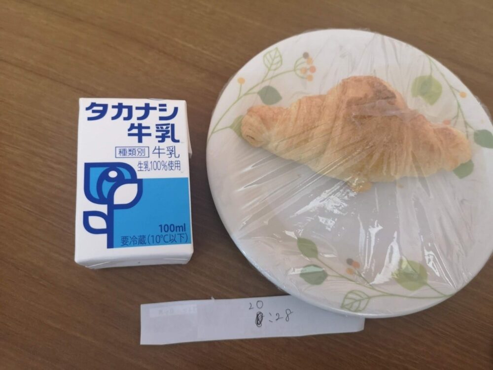 夜間補食 クロワッサンと牛乳
