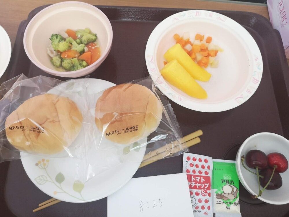 4日目朝食 NEOロールパン和定食