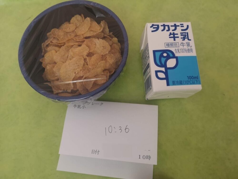 4日目10時補食 コーンフレークと牛乳