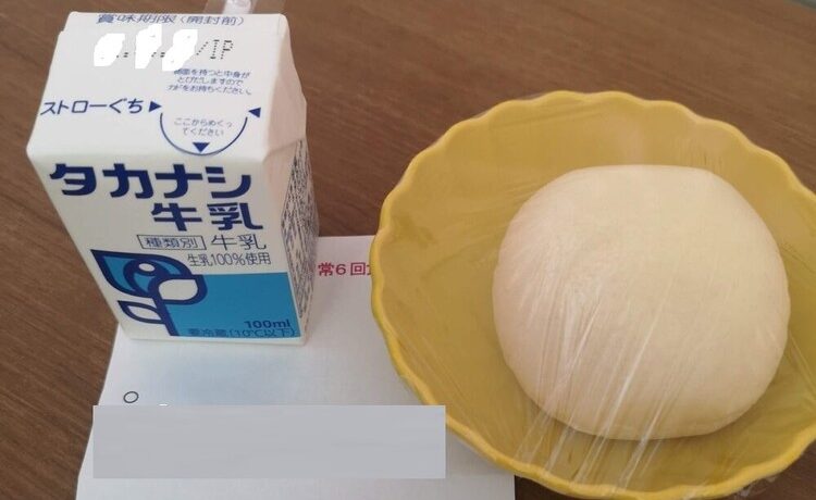 5日目10時補食 ホワイトロールと牛乳