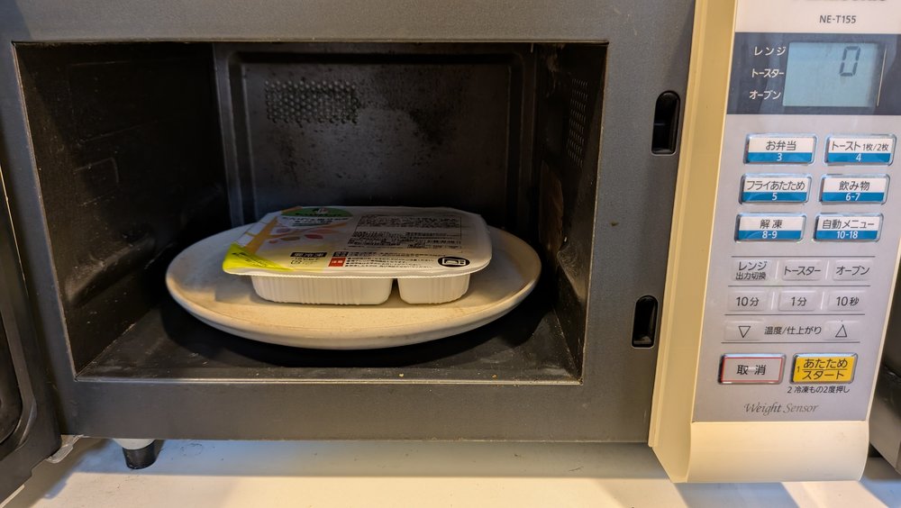 Dr.つるかめキッチンの冷凍弁当を電子レンジで温める様子